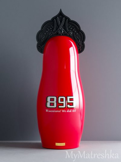895